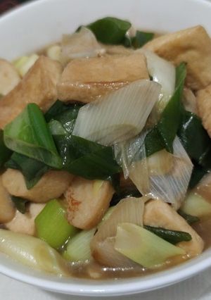 A picture of Leeks with tofu and fish cake.