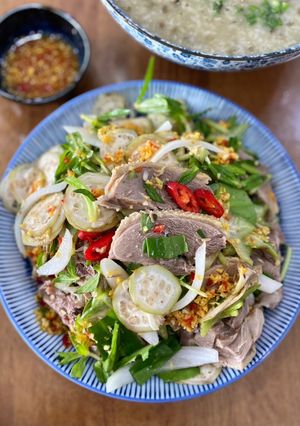 Hình của món Cháo và gỏi vịt kiểu miền Trung.