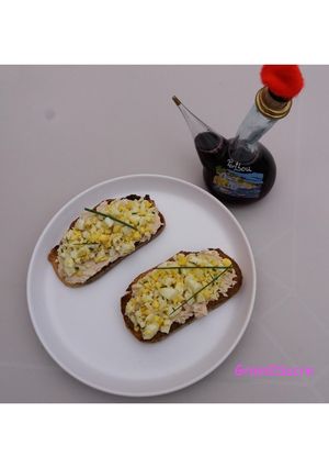 Une photo de Tartine œuf mimosa, thon et fromage frais