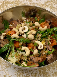 Una foto de Ensalada templada con atún fresco