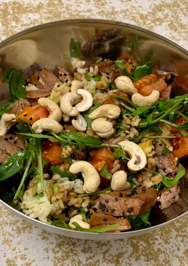 Una foto de Ensalada templada con atún fresco