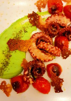 Foto di Polpo doppia cottura su crema di piselli e polvere di capperi