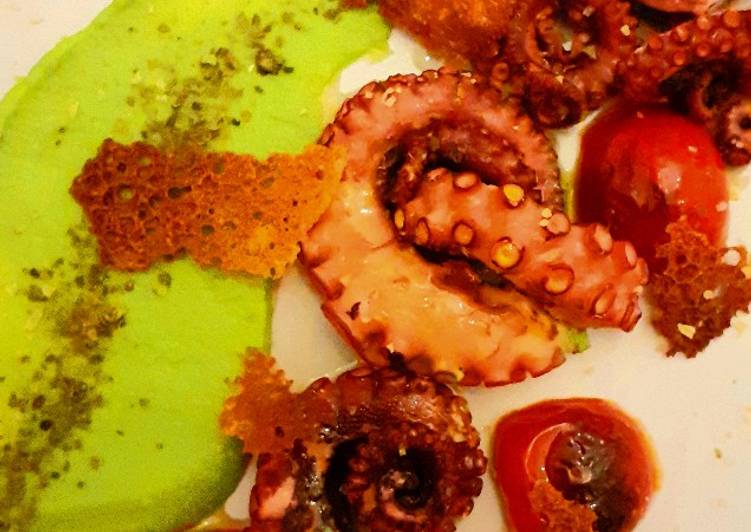 Polpo doppia cottura su crema di piselli e polvere di capperi