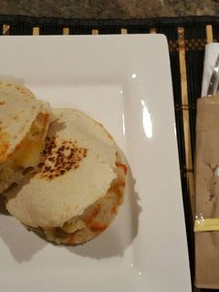 Una foto de Gorditas rellenas de papas en salsa roja
