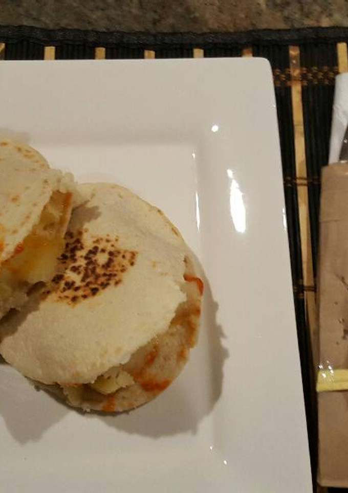 Una foto de Gorditas rellenas de papas en salsa roja