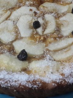 Una foto de Tarta de manzana con masa de polenta sin manteca🌽🌾🍎