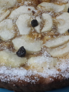Una foto de Tarta de manzana con masa de polenta sin manteca🌽🌾🍎