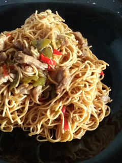 Una foto de Fideos chinos con cerdo y verduras