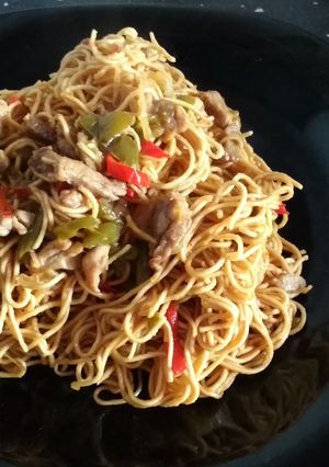 Una foto de Fideos chinos con cerdo y verduras