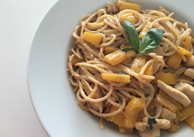 Espaguetis integrales cremosos con pollo y pimiento amarillo Receta de  Irene-Guirao- Cookpad