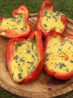 Una foto de MORRONES RELLENOS de queso, huevo y albahaca 🫑🧀