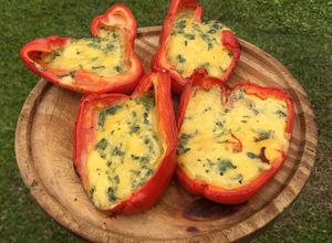 Una foto de MORRONES RELLENOS de queso, huevo y albahaca 🫑🧀