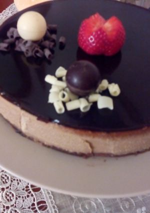 Una foto de Tarta de chocolate blanco y crema de orujo