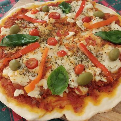 Pizza vegana con albahaca, tomates cherry y morrón ? Receta de Jazmin ?-  Cookpad