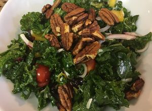 Una foto de Ensalada de kale con queso feta o parmesano