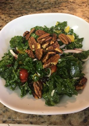 Una foto de Ensalada de kale con queso feta o parmesano