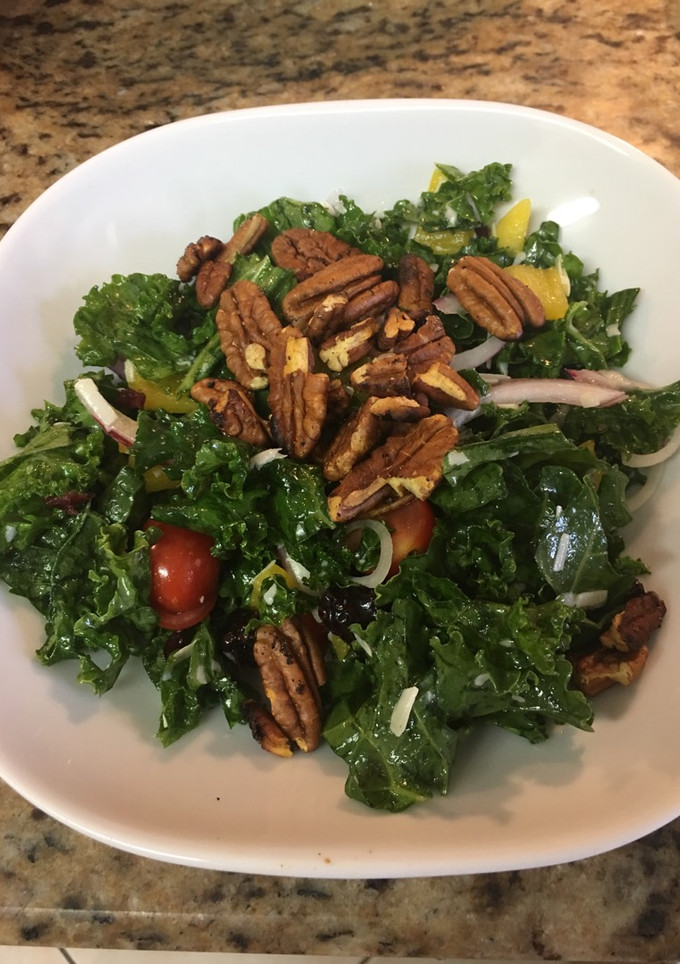 Una foto de Ensalada de kale con queso feta o parmesano