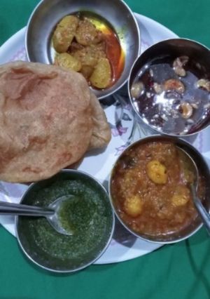 A picture of Khatti meethi saunth or chutney.