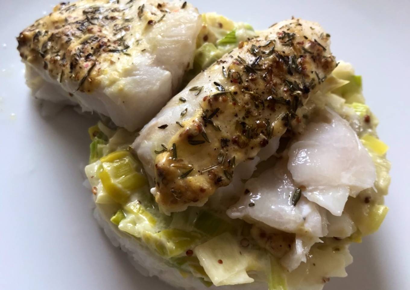 Dos de cabillaud au four à la moutarde et au thym sur fondue de poireaux