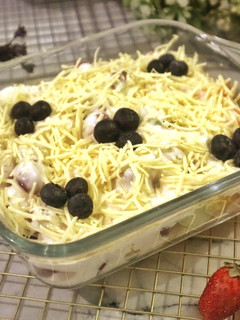 Foto resep Fruit salad with blueberry yogurt cream