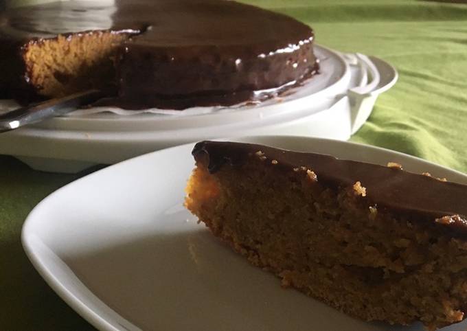 Bolo de cenoura com cobertura de brigadeiro, ganache ou chocolate