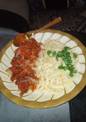 A picture of Macaroni en onion sauce.