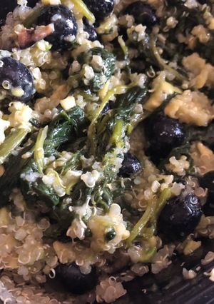 Foto di Quinta con crema di avocado, mirtilli e spinaci
