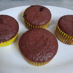 A picture of Red velvet chocochips muffins.