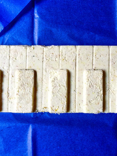 Una foto de Turrón de chocolate blanco con coco y curry