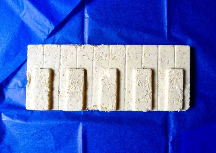 Turrón de chocolate blanco con coco y curry