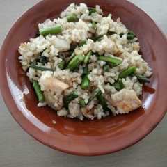 Una foto de Arroz integral salteado con espárragos verdes y merluza