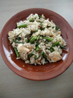 Una foto de Arroz integral salteado con espárragos verdes y merluza