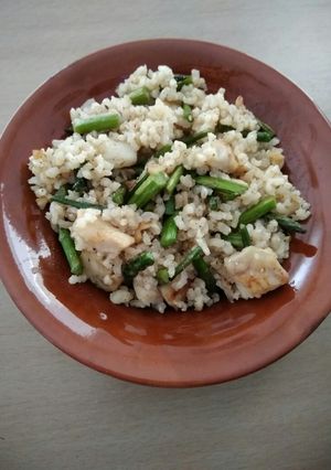 Una foto de Arroz integral salteado con espárragos verdes y merluza