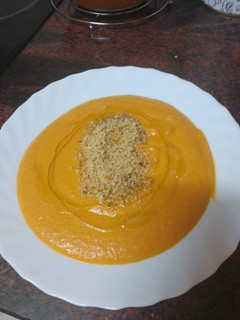 Una foto de Crema de verduras asadas con almendras picadas