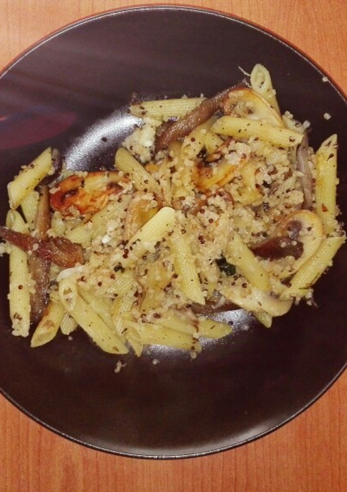 Una foto de Pasta con setas y quinoa