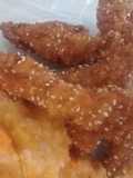 Deditos de pollo con condimentos sorpresa acompañado con puré