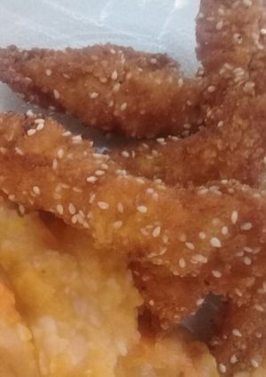 Una foto de Deditos de pollo con condimentos sorpresa acompañado con puré