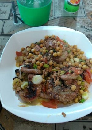 Una foto de Chinchulin con garbanzos