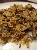 Arroz con cebolla y carne. Tipo wok pero en sartén