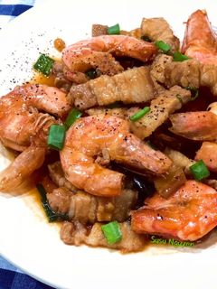 Hình của món Tôm rim ba rọi.