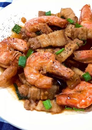 Hình của món Tôm rim ba rọi.