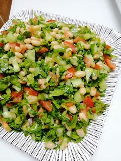 صورة لوصفة سلطة فاصوليا بيضاء لذيذة 🍅🥒🥬🥗😋