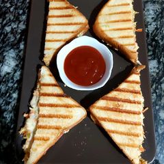 A picture of White sauce chicken sandwich.