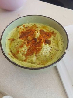 Una foto de Hummus con palta