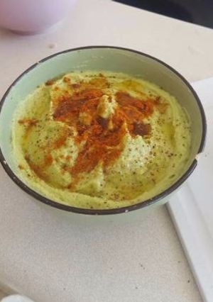 Una foto de Hummus con palta