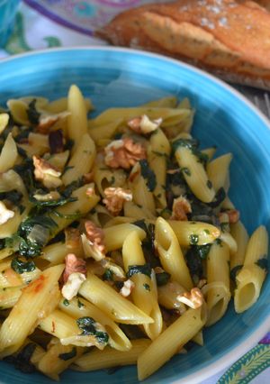 Foto principal de Macarrones con espinacas y nueces