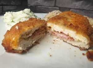 Zdjęcie przepisu Kieszonki z kurczaka z szynką, boczkiem i serem cheddar.