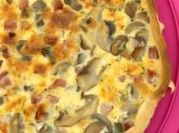 Uma foto de bacon quiche