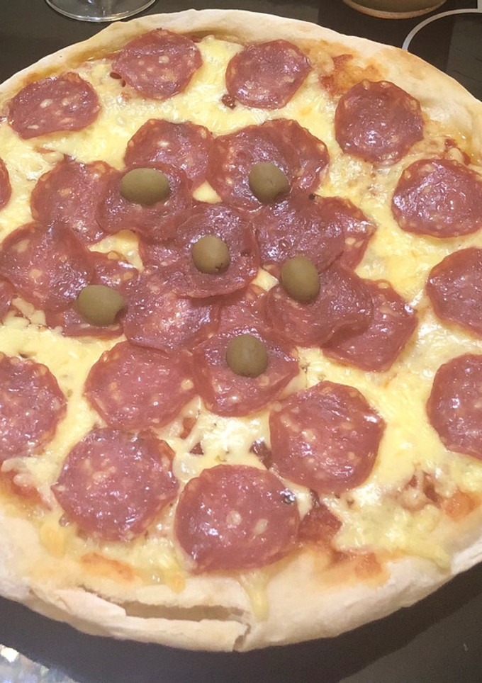 Una foto de Salami pizza 🍕