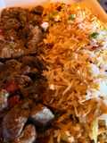 Arroz branco com batata palha e carne salteada